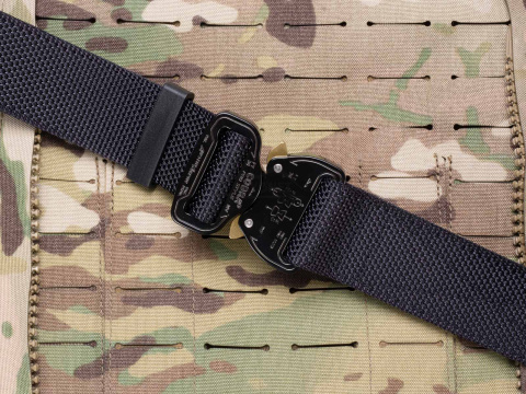 Pas średnio-sztywny COMBAT Czarny o szerokości 38mm klamra Cobra® 9kN matowa mosiężne uszka Rozmiar uniwersalny 70-120cm