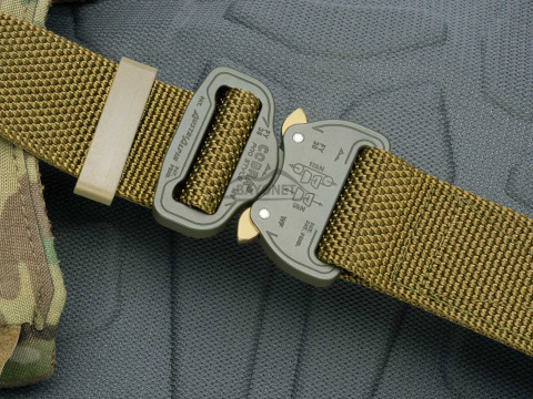 Pas średnio-sztywny COMBAT Khaki (Ciemny Coyote) o szerokości 38mm klamra Cobra® 9kN Rozmiar uniwersalny 70-120cm